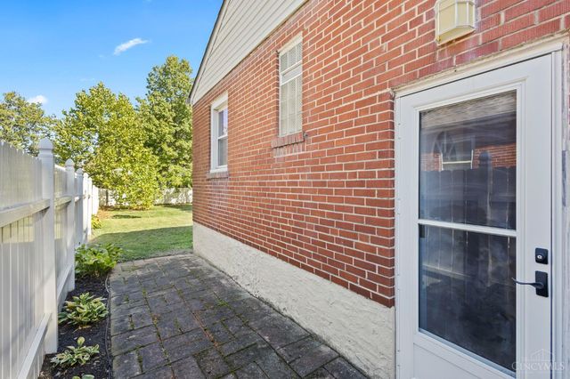 3828 St Johns Terrace, Deer Park, OH 45236