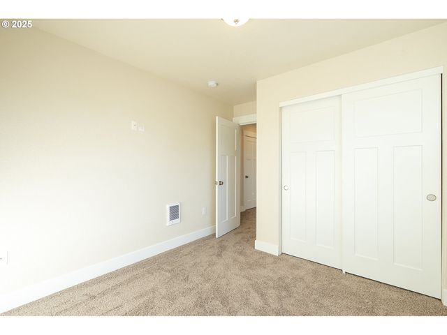 115 E JERSEY St, Gladstone, OR 97027