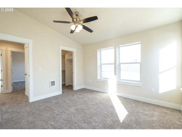 115 E JERSEY St, Gladstone, OR 97027