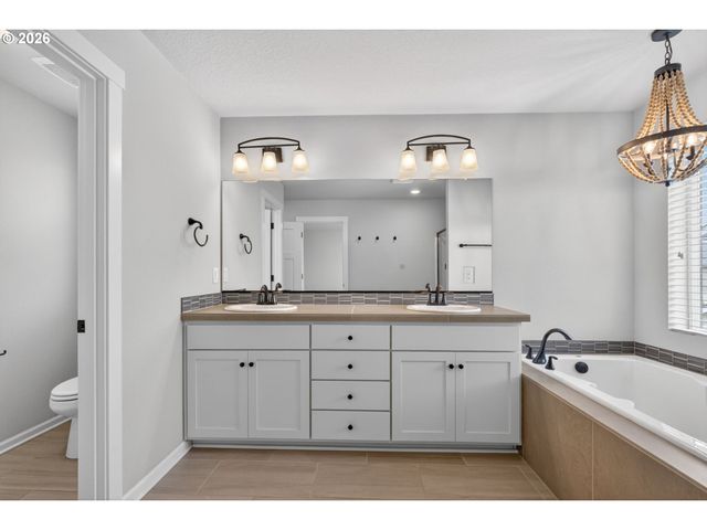 2081 SILVERSTONE Dr, Forest Grove, OR 97116