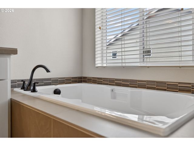 2081 SILVERSTONE Dr, Forest Grove, OR 97116