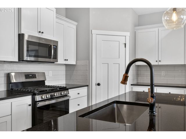 2081 SILVERSTONE Dr, Forest Grove, OR 97116