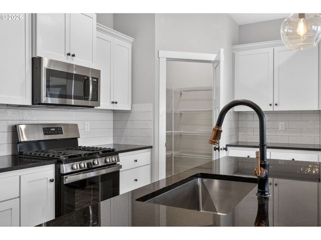 2081 SILVERSTONE Dr, Forest Grove, OR 97116