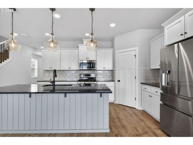 2081 SILVERSTONE Dr, Forest Grove, OR 97116