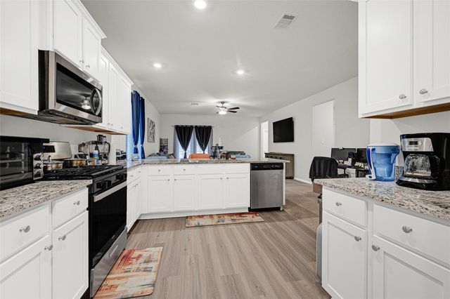 16125 Sugar Falls Drive, Conroe, TX 77303