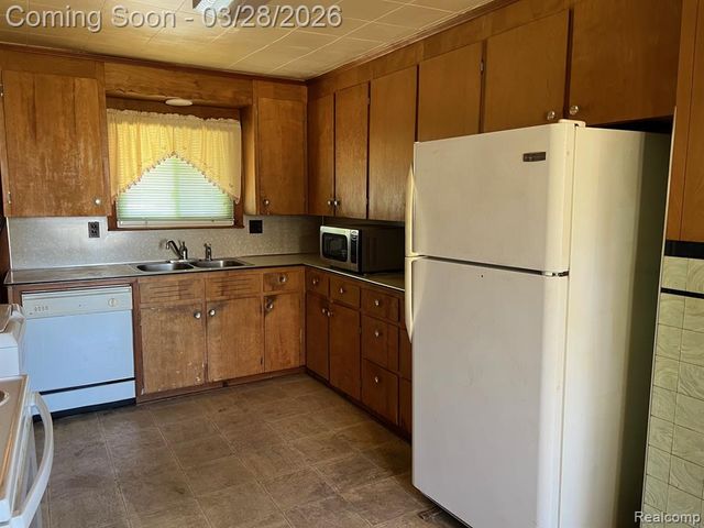 2 Maple Street, Oxford, MI 48371