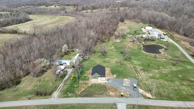 181 Rock House Hollow Rd, Bethpage, TN 37022