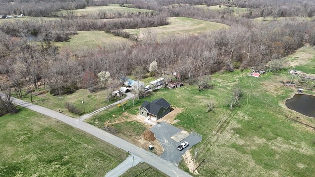 181 Rock House Hollow Rd, Bethpage, TN 37022