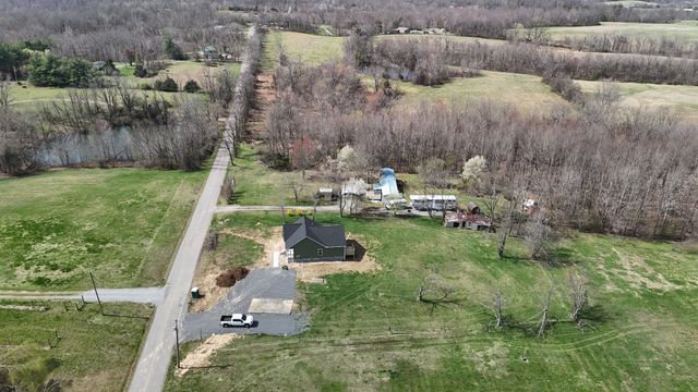 181 Rock House Hollow Rd, Bethpage, TN 37022