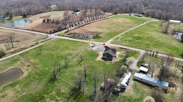 181 Rock House Hollow Rd, Bethpage, TN 37022