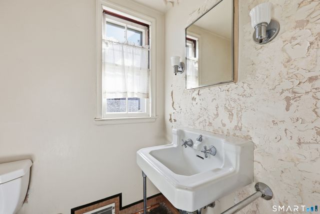 38 Roberts Lane, West Hartford, CT 06107