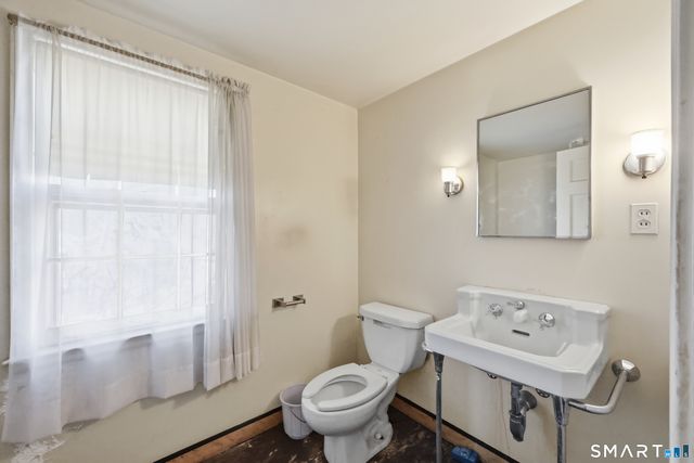 38 Roberts Lane, West Hartford, CT 06107