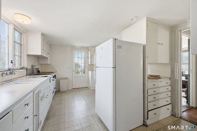 38 Roberts Lane, West Hartford, CT 06107