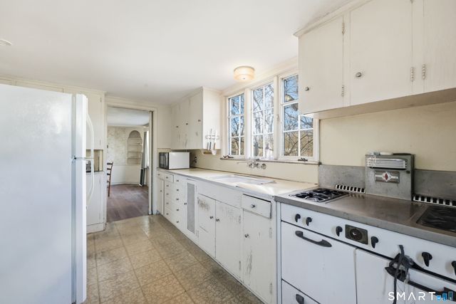 38 Roberts Lane, West Hartford, CT 06107