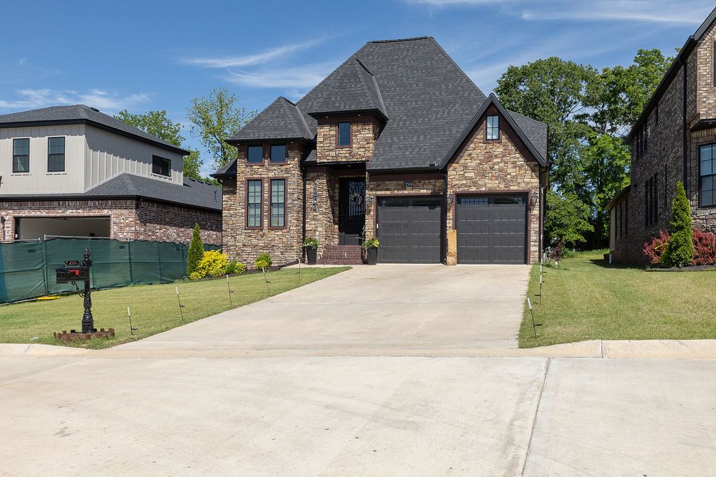 2504 N Crossover Road, Fayetteville, AR 72703