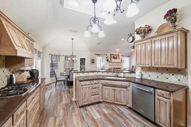 2117 Pinwood Circle, Arlington, TX 76001