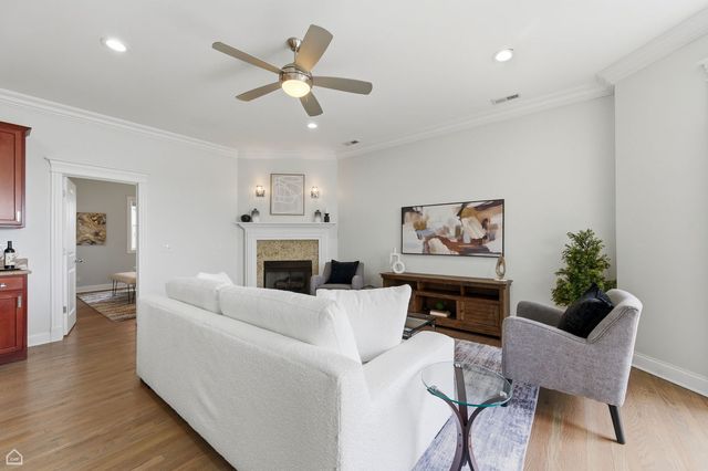4705 S Champlain Avenue 202, Chicago, IL 60615