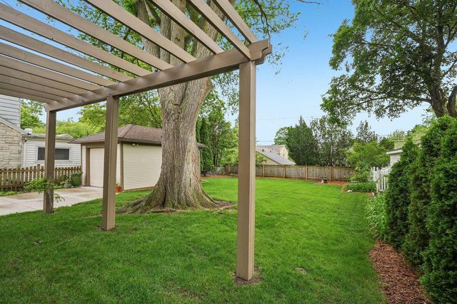 2517 N 96th STREET, Wauwatosa, WI 53226