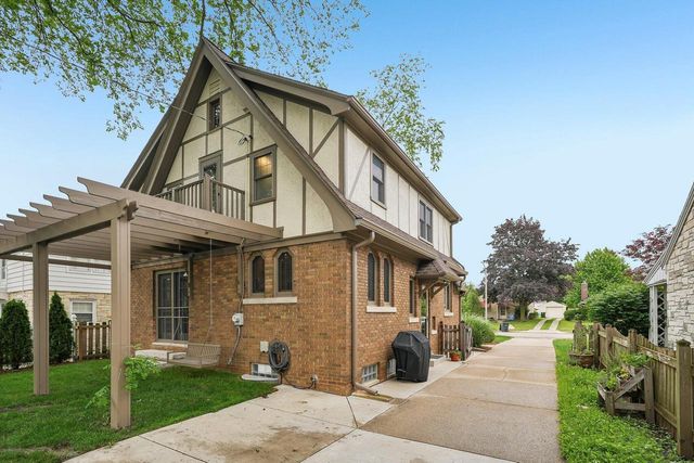 2517 N 96th STREET, Wauwatosa, WI 53226