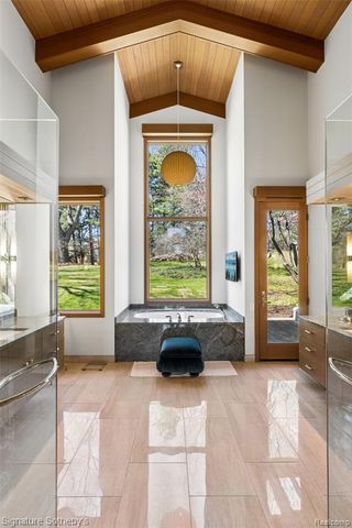 5051 Beach Road, Troy, MI 48098