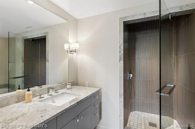5051 Beach Road, Troy, MI 48098