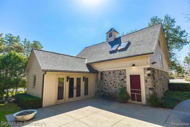 5051 Beach Road, Troy, MI 48098