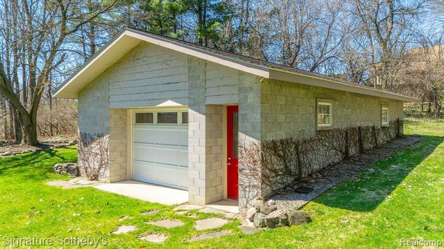 5051 Beach Road, Troy, MI 48098