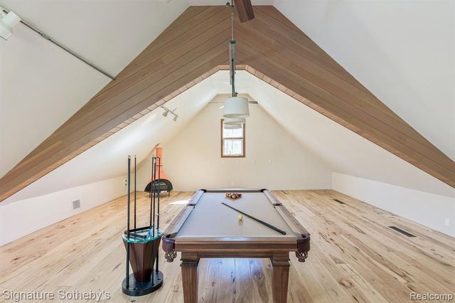 5051 Beach Road, Troy, MI 48098