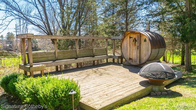 5051 Beach Road, Troy, MI 48098