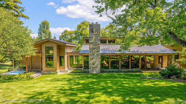 5051 Beach Road, Troy, MI 48098