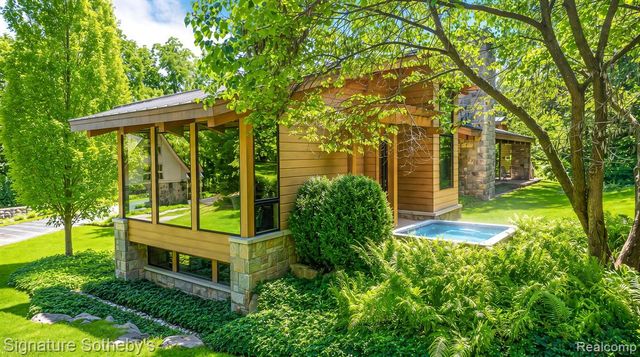 5051 Beach Road, Troy, MI 48098