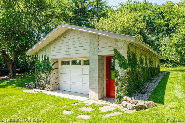 5051 Beach Road, Troy, MI 48098
