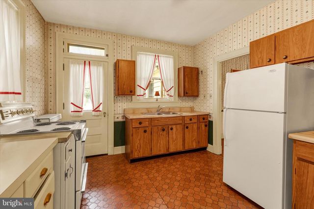 42 MARKET SQ, Manheim, PA 17545