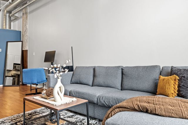 2000 S Michigan Avenue 210, Chicago, IL 60616