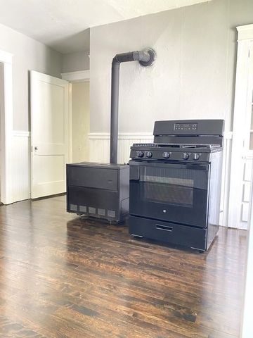 11 Leon St, Worcester, MA 01604