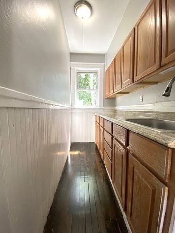 11 Leon St, Worcester, MA 01604