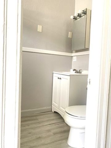 11 Leon St, Worcester, MA 01604
