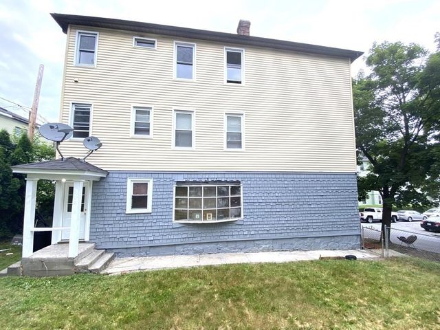11 Leon St, Worcester, MA 01604