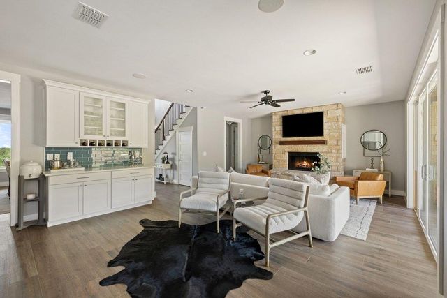 1051 Trailhead CIR, Dripping Springs, TX 78620