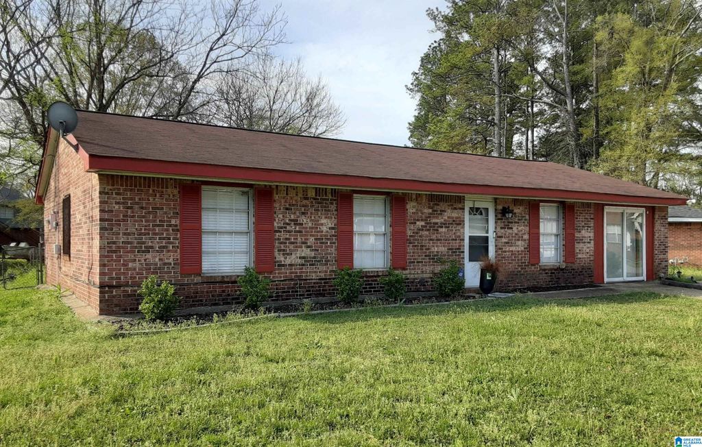 32 CARRIAGE HOUSE ROAD SW, Bessemer, AL 35022