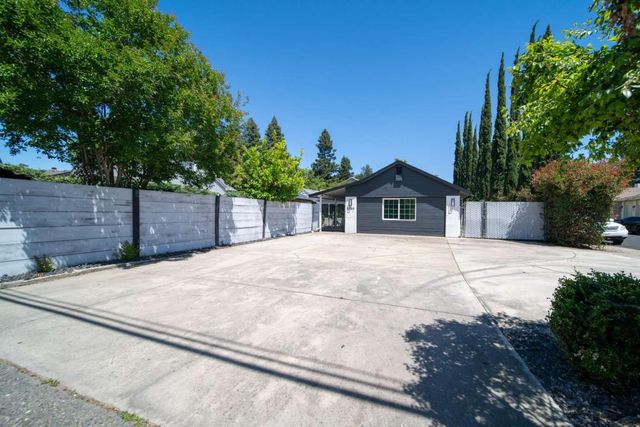 2730 Garfield Ave, Carmichael, CA 95608