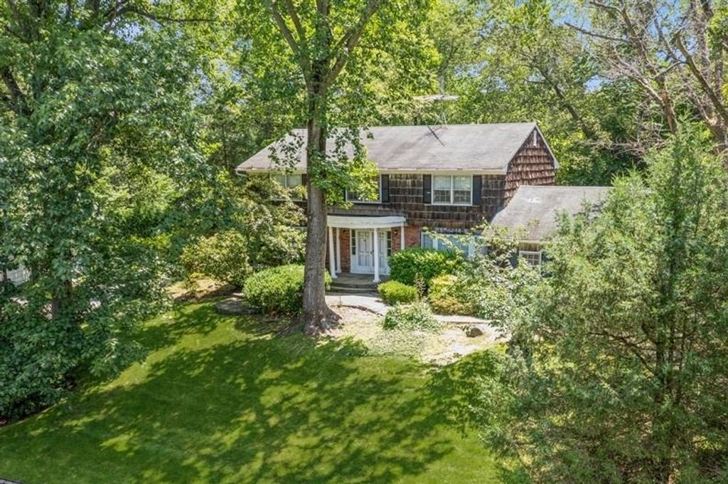 9 Wren Drive, East Hills, NY 11576
