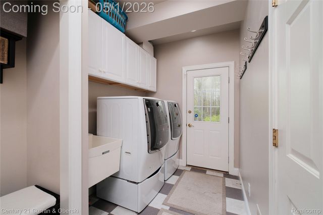 25599 Hillsdale Drive, Novi, MI 48374