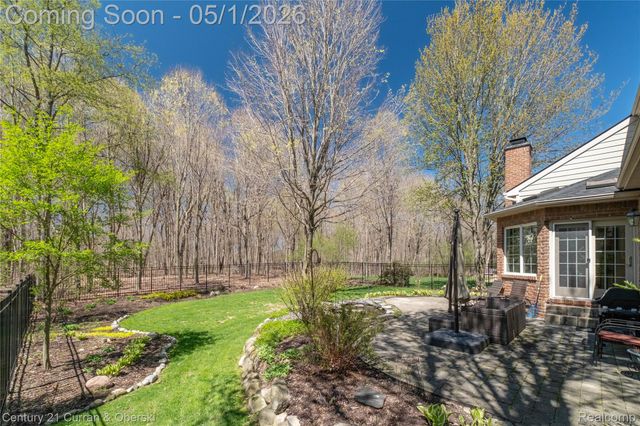 25599 Hillsdale Drive, Novi, MI 48374