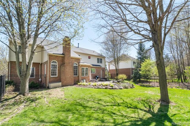 25599 Hillsdale Drive, Novi, MI 48374