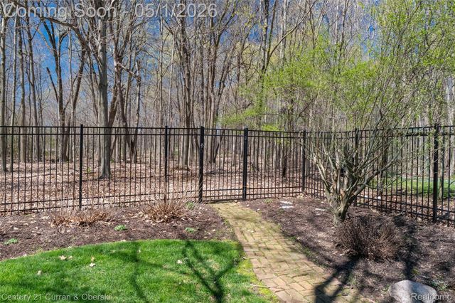 25599 Hillsdale Drive, Novi, MI 48374