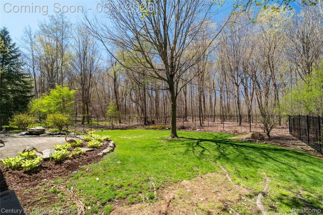25599 Hillsdale Drive, Novi, MI 48374