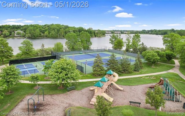 25599 Hillsdale Drive, Novi, MI 48374