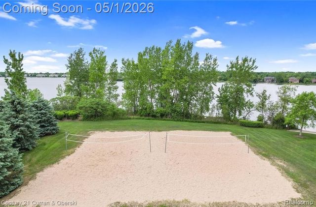25599 Hillsdale Drive, Novi, MI 48374