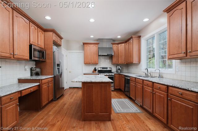 25599 Hillsdale Drive, Novi, MI 48374